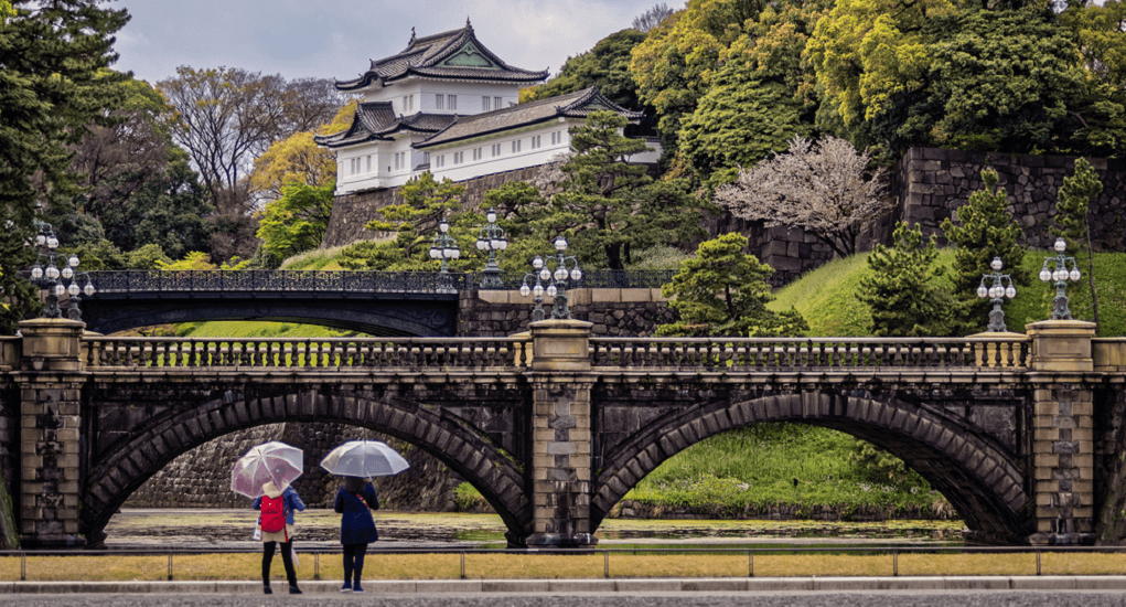 Cầu đá nằm trước cung điện Tokyo Imperial Palace